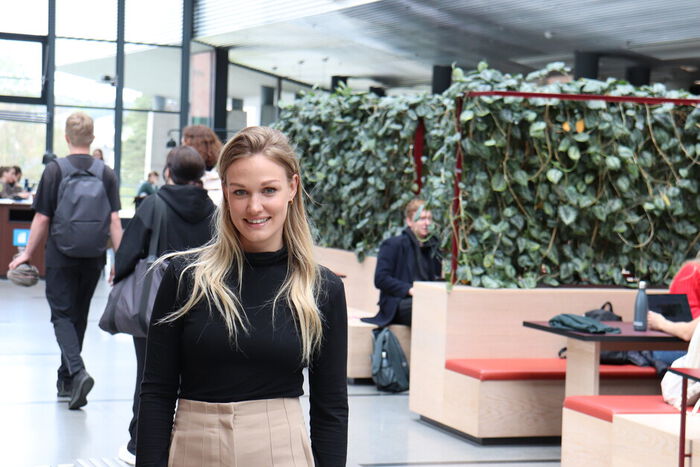 Synne Groufh-Jacobsen i Vrimlehallen på UiA