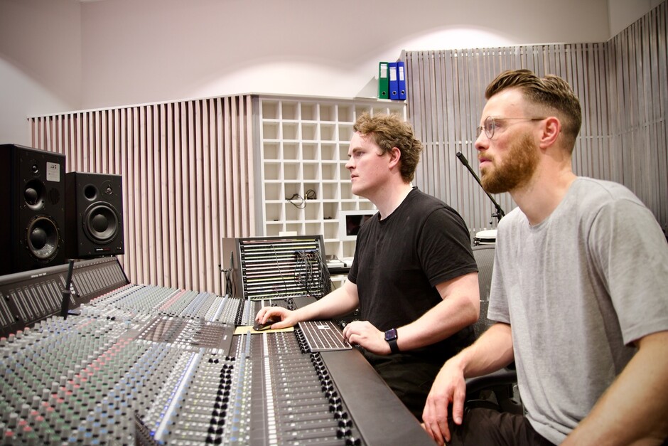 Foto av forskerne i musikkstudioet