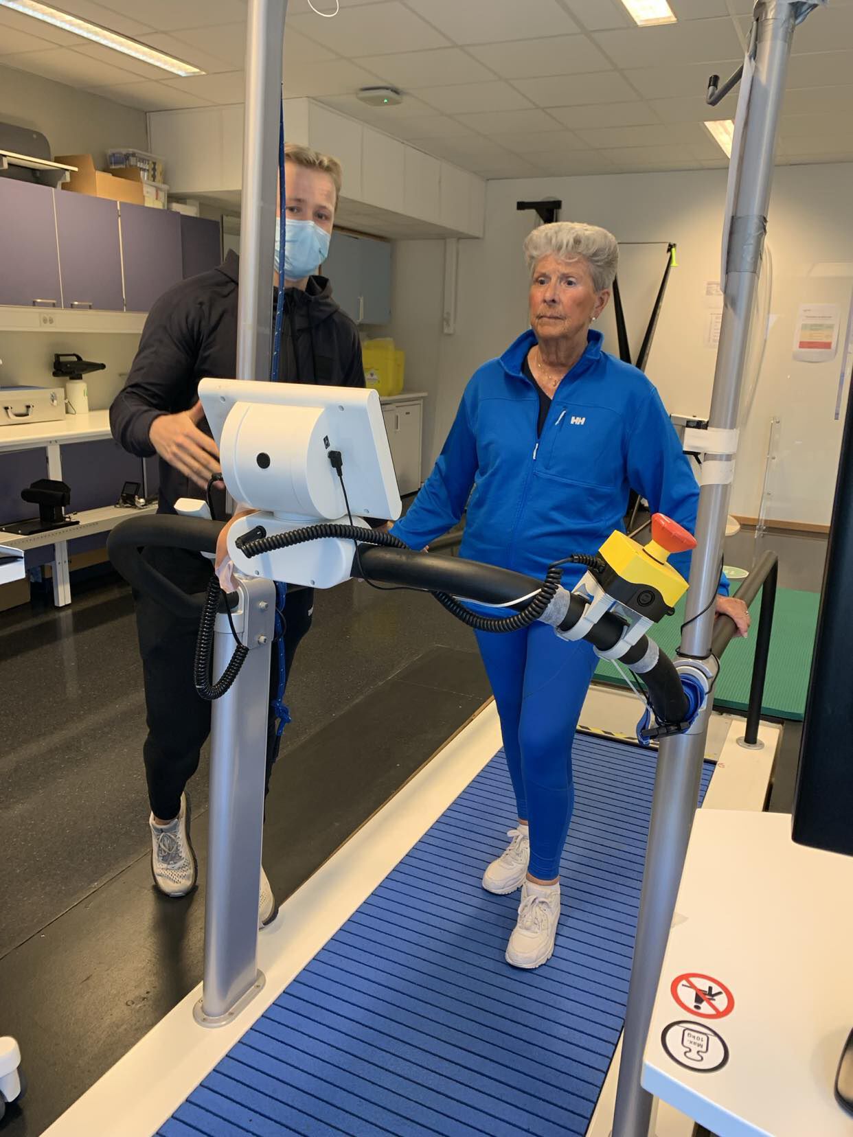 Bildet viser en eldre dame som går på tredemølle.