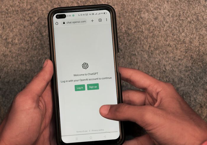 Bildet viser en mobiltelefon som bruker appen ChatGPT.