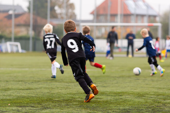 Bildet kan inneholde: fotball, fottøy, fotball, fotballspiller, lagsport.