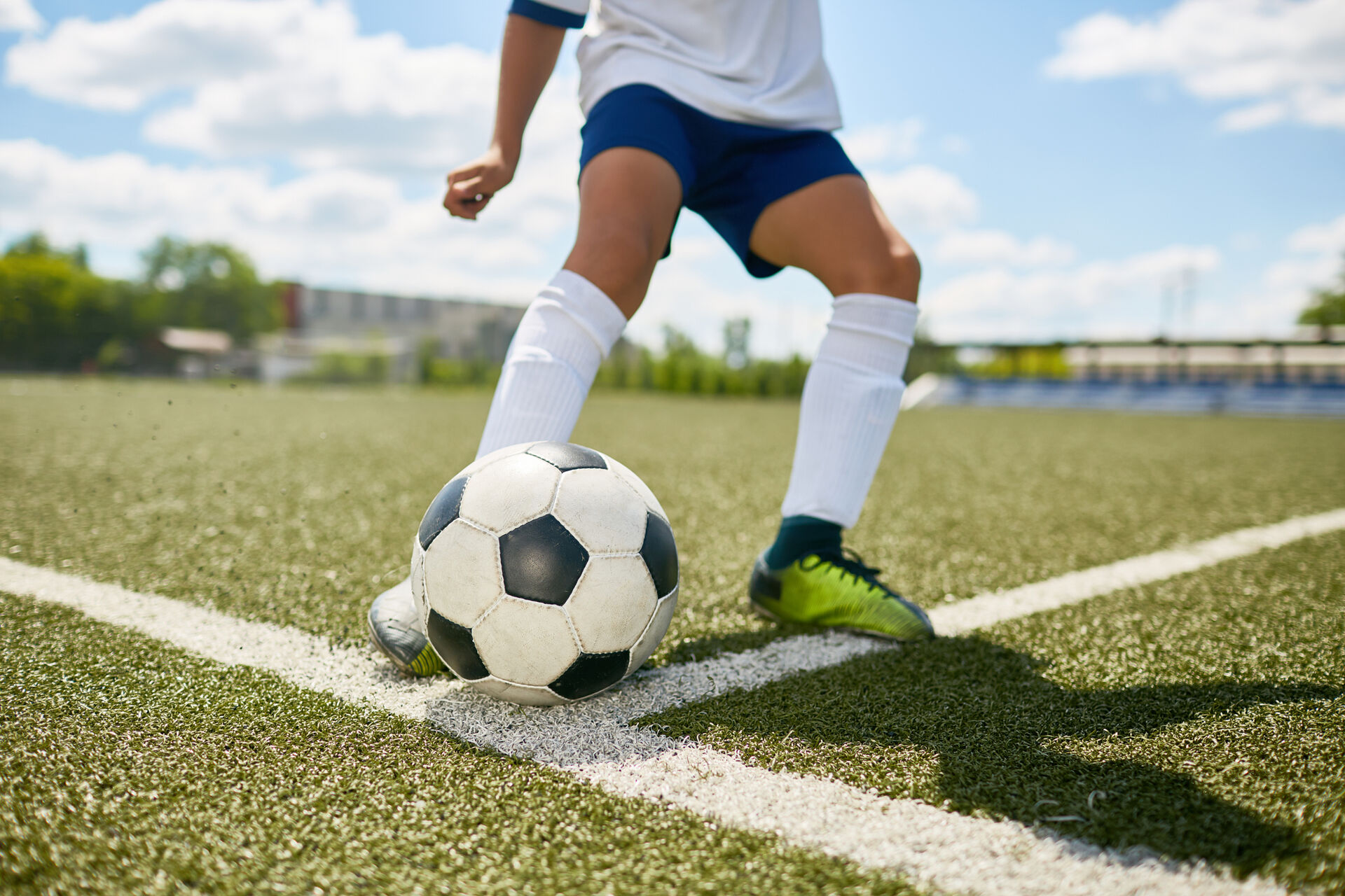 Bildet kan inneholde: fotball, ball, fotball, fottøy, gress.