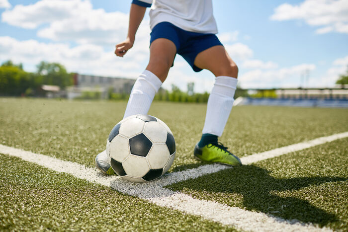 Bildet kan inneholde: fotball, ball, fotball, fottøy, gress.