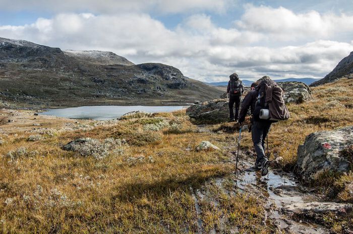 Illustrasjonfoto viser to personer på vandretur i fjellet.