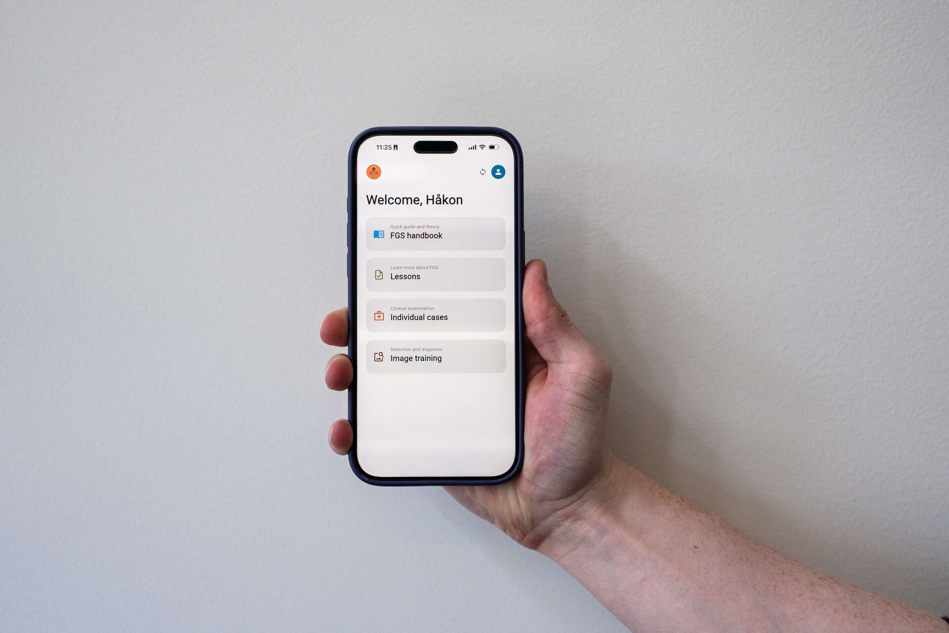 Bildet viser en mobil med forsiden av appen
