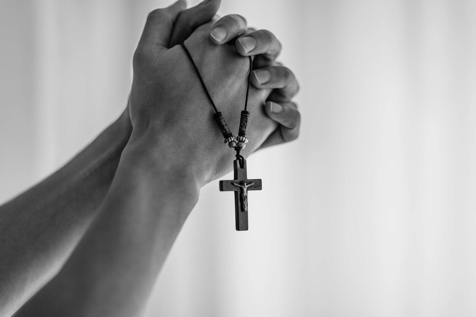 Bildet kan inneholde: kryss, religiøs gjenstand, rosenkransen, finger, håndledd.