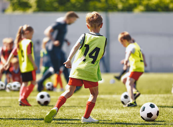Barn spiller fotball