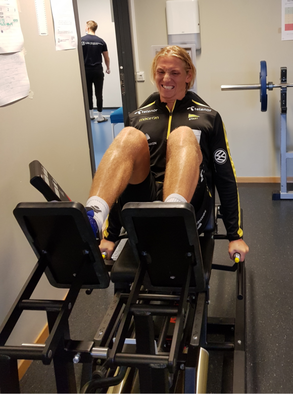 Bildet kan inneholde: treningsutstyr, treningsmaskin, lår, kne, gym.