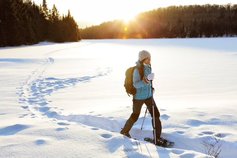 Bildet viser en kvinne på skitur.