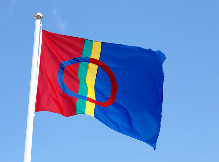 Samenes flagg veiver i vinden
