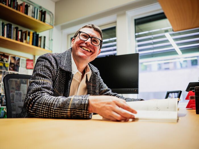 Foto av Jamie Callison på kontoret. 