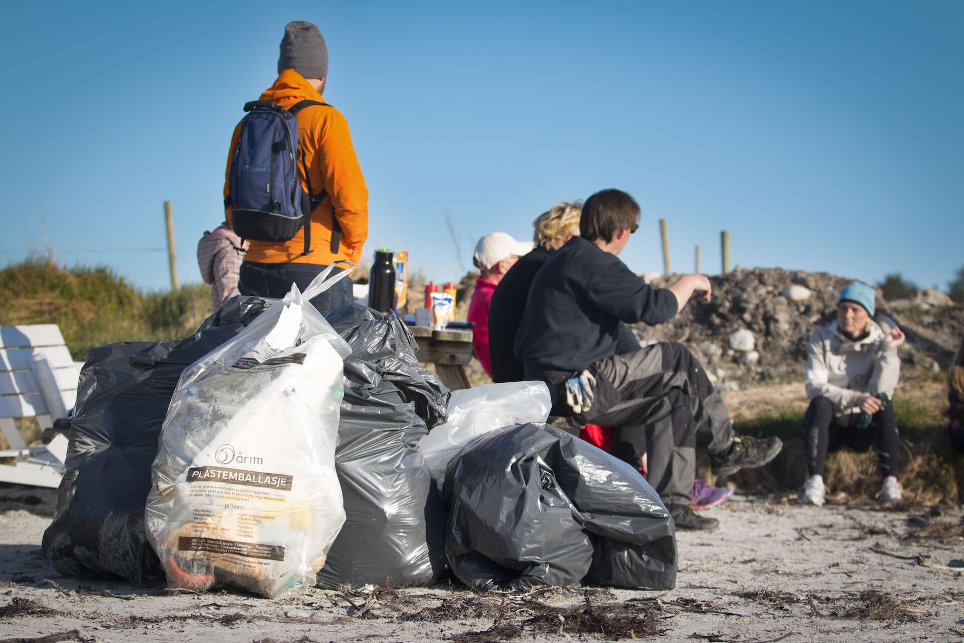 Illustrasjonsfoto av plastposer fylt med søppel