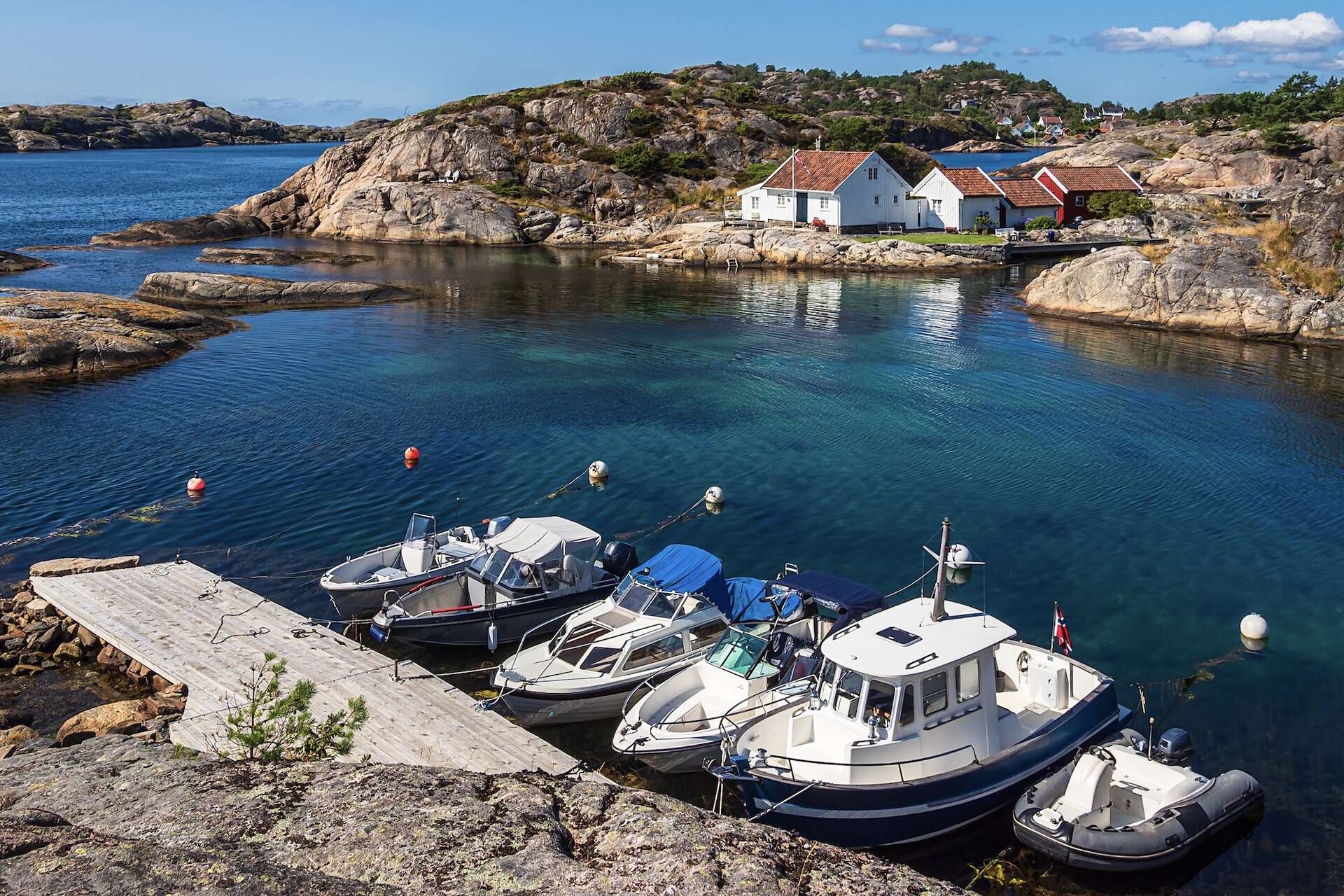 Plastbåter ligger fortøyd ved Kapelløya i Ny-Hellesund utenfor Kristiansand.