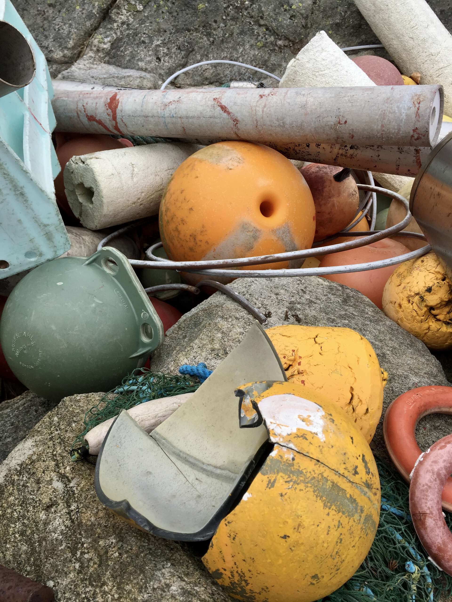 Ulike plastprodukter som har drevet i land