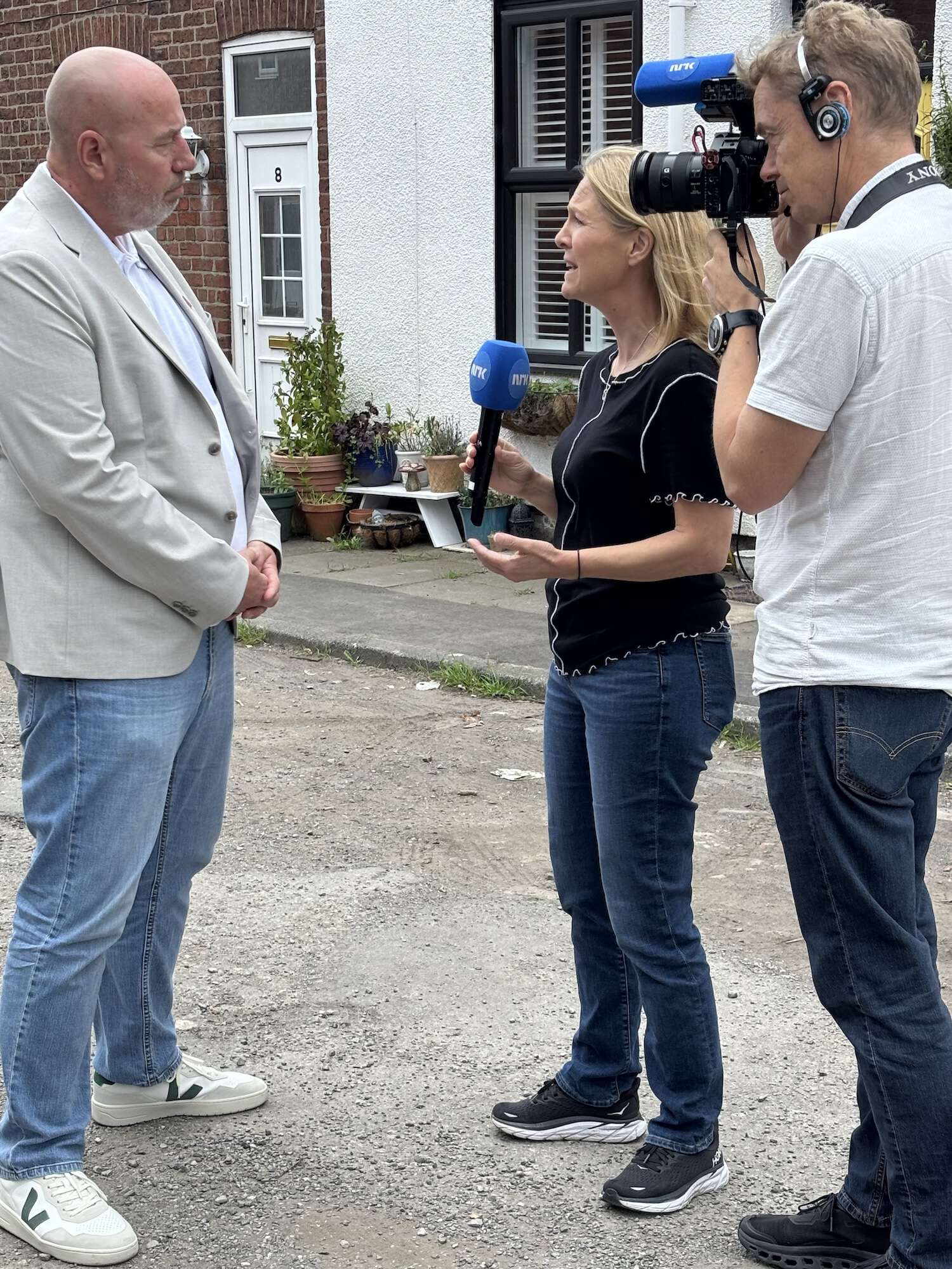 Erik Mustad blir intervjuet av norsk fjernsyn