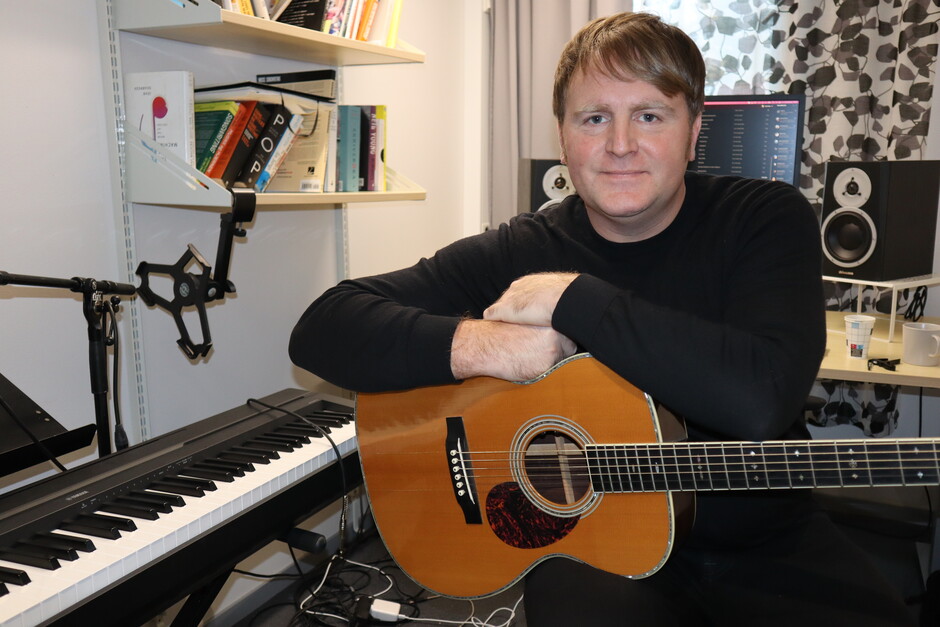 Musiker med gitar og piano 