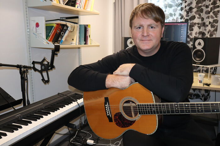 Musician with guitar and piano, Askild Holm