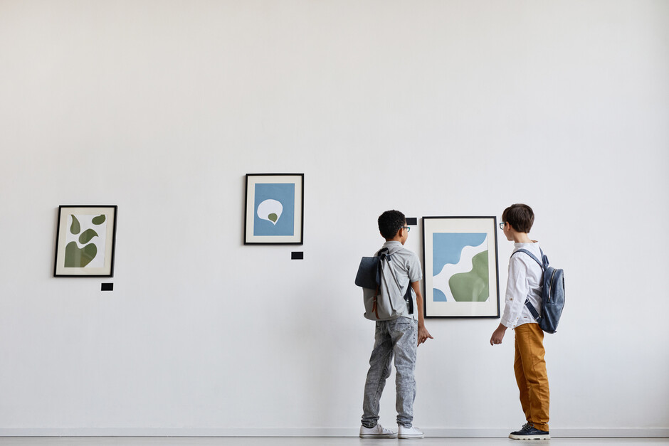 Bildet kan inneholde: bilderamme, erme, gest, kunst, bildesign.