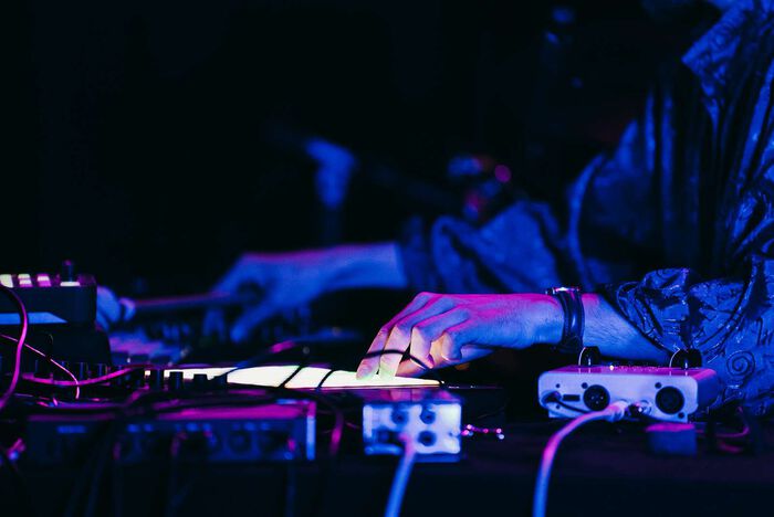 Bildet kan inneholde: musiker, musikkinstrument, lilla, tilbehør til musikkinstrumenter, artist.
