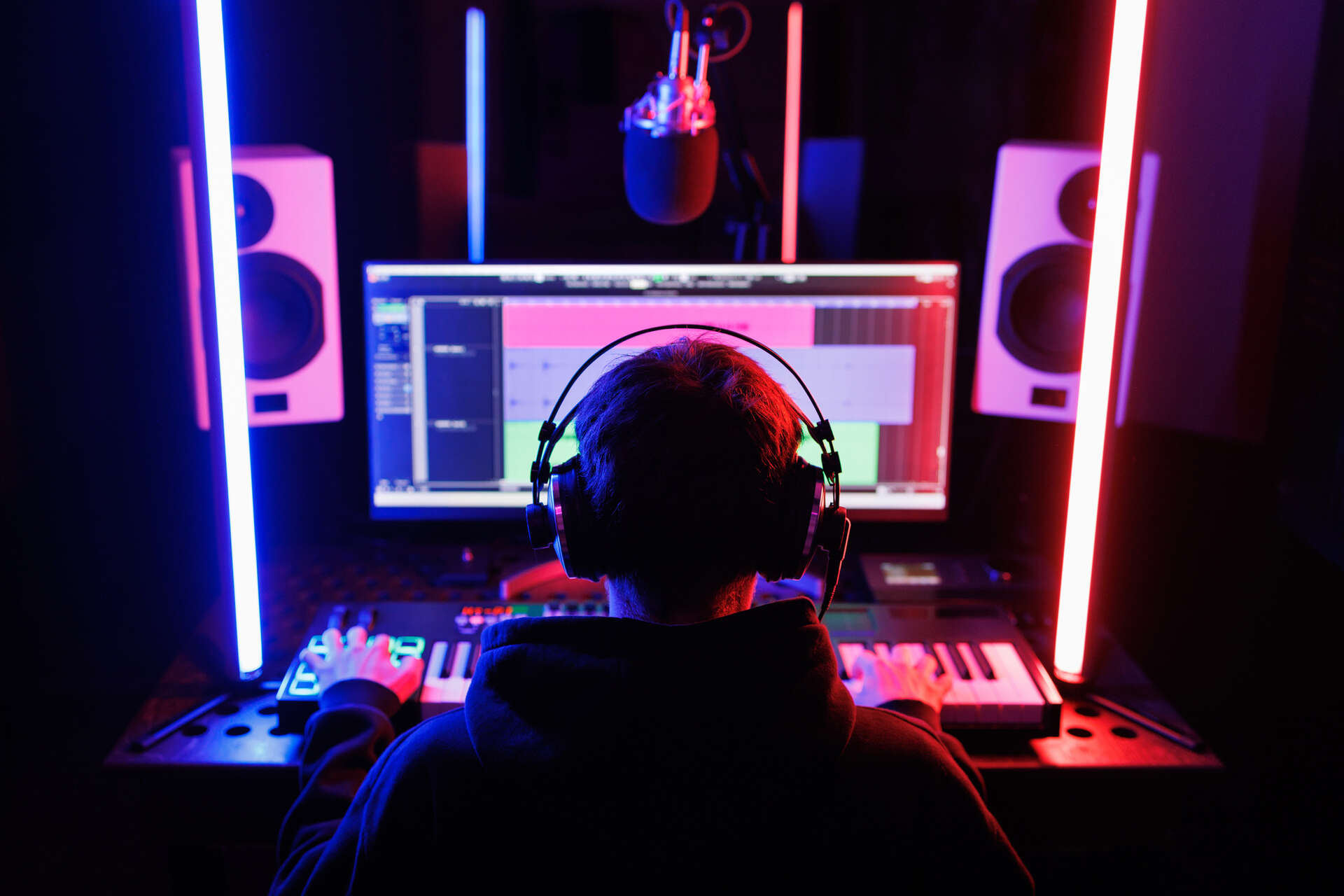 Ung musiker foran dataskjermen