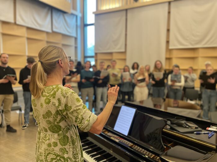 Balsnes conducts the UiA choir