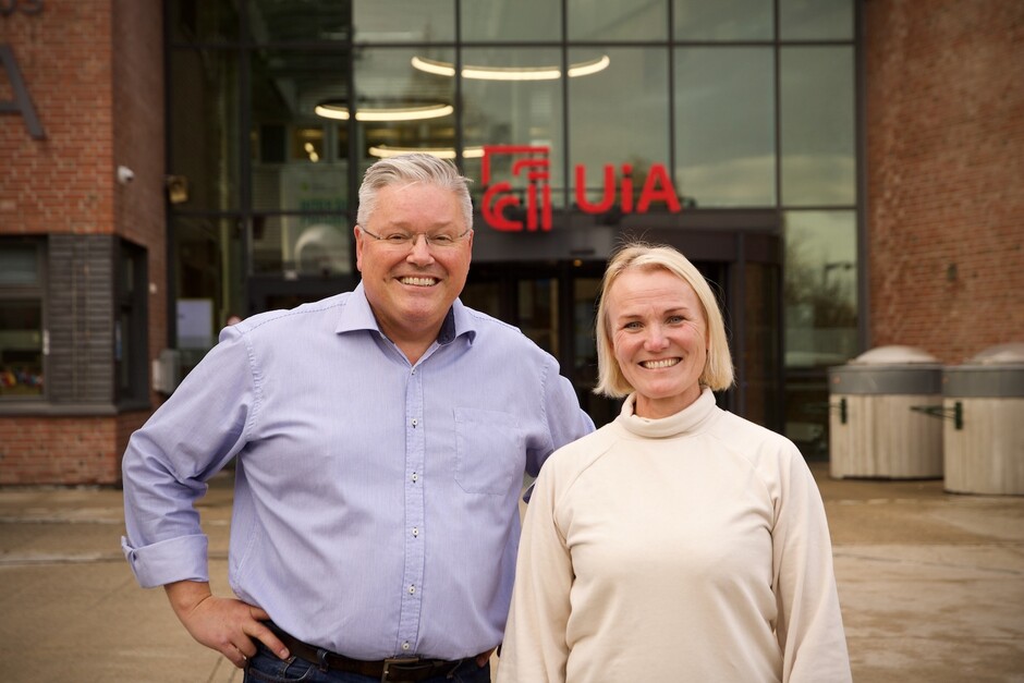 Professor Morten Øgård and researcher Linda Hye at the Centre for Local Government Studies in front of the main entrance at the University of Agder