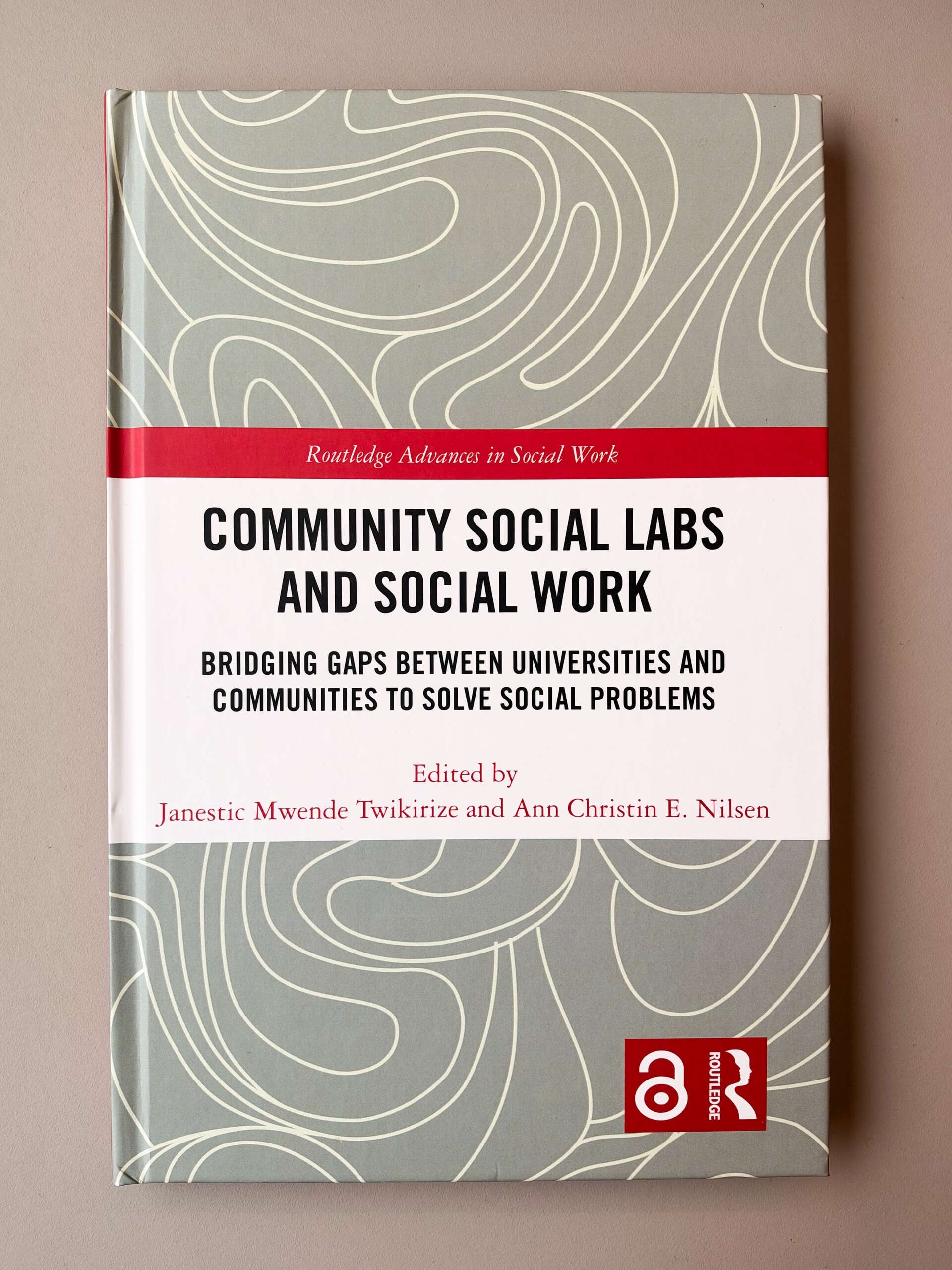Foto av boken CommunitySocial Labs and Social Work.