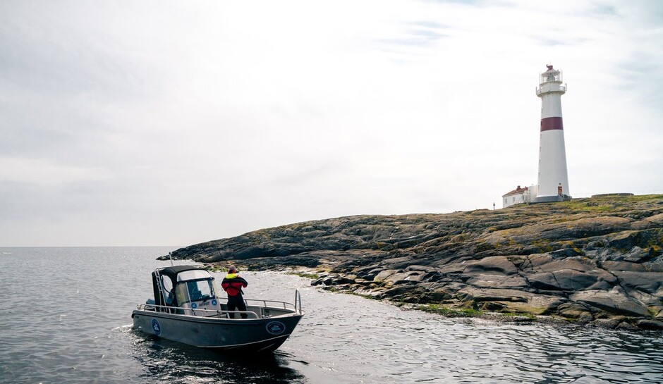 Photo of lighthouse and boat