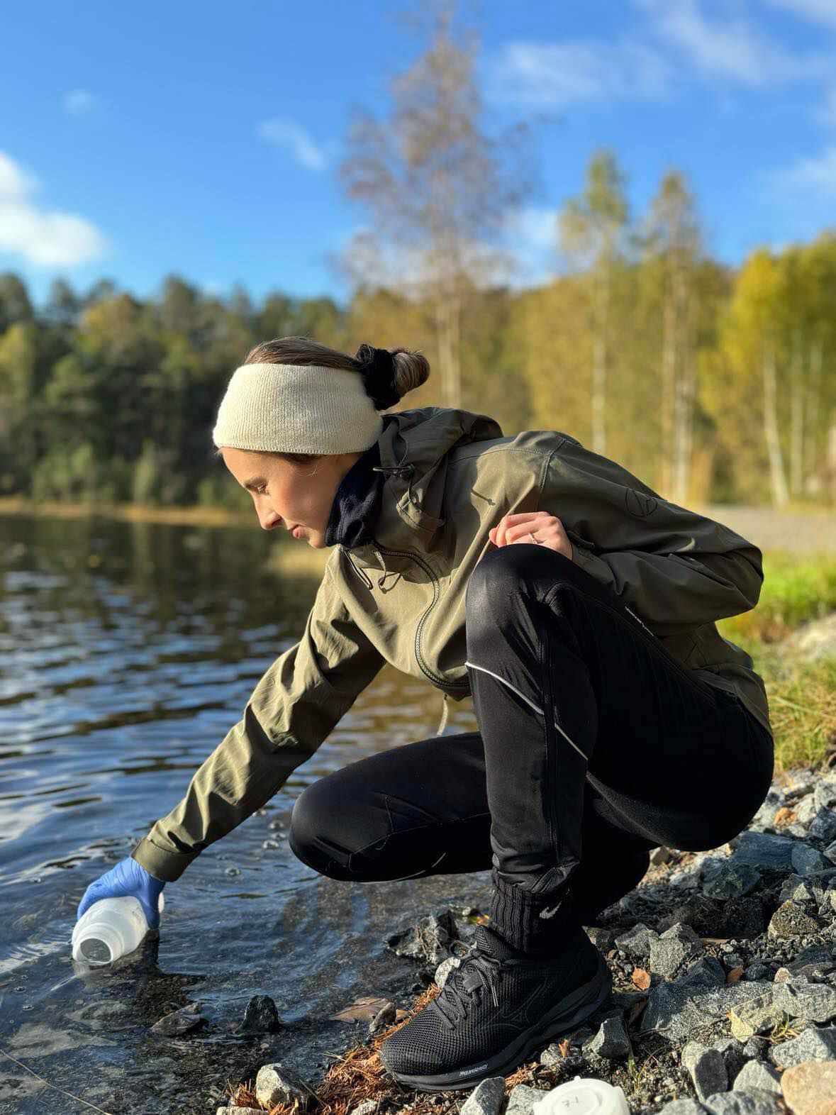 Foto av Halvorsen som henter vannprøver