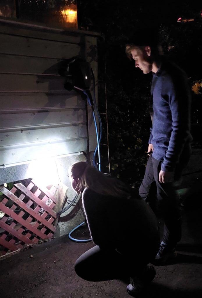 Foto viser studentar som har funne eit piggsvinbol under ein veranda