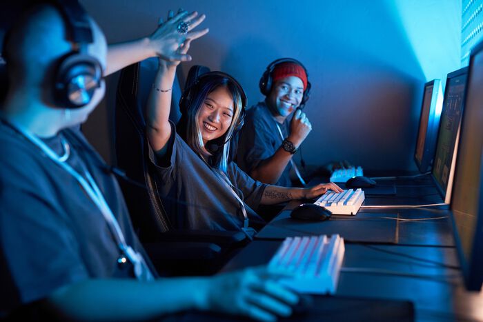 Illustrasjonsfoto som viser tre unge mennesker som spiller dataspill