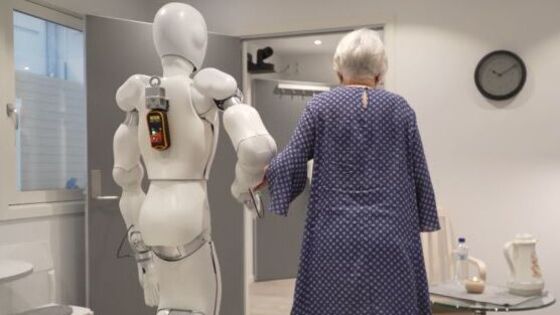 eldre dame blir leid av en robot