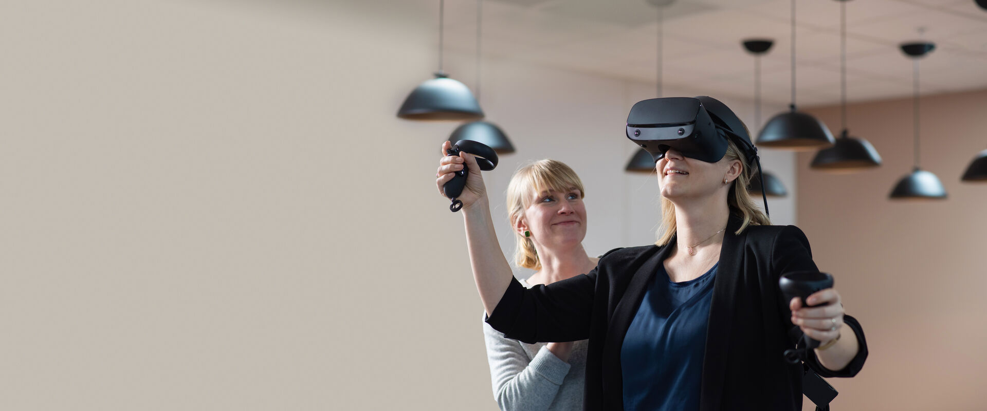 to personer, der en har VR-briller på