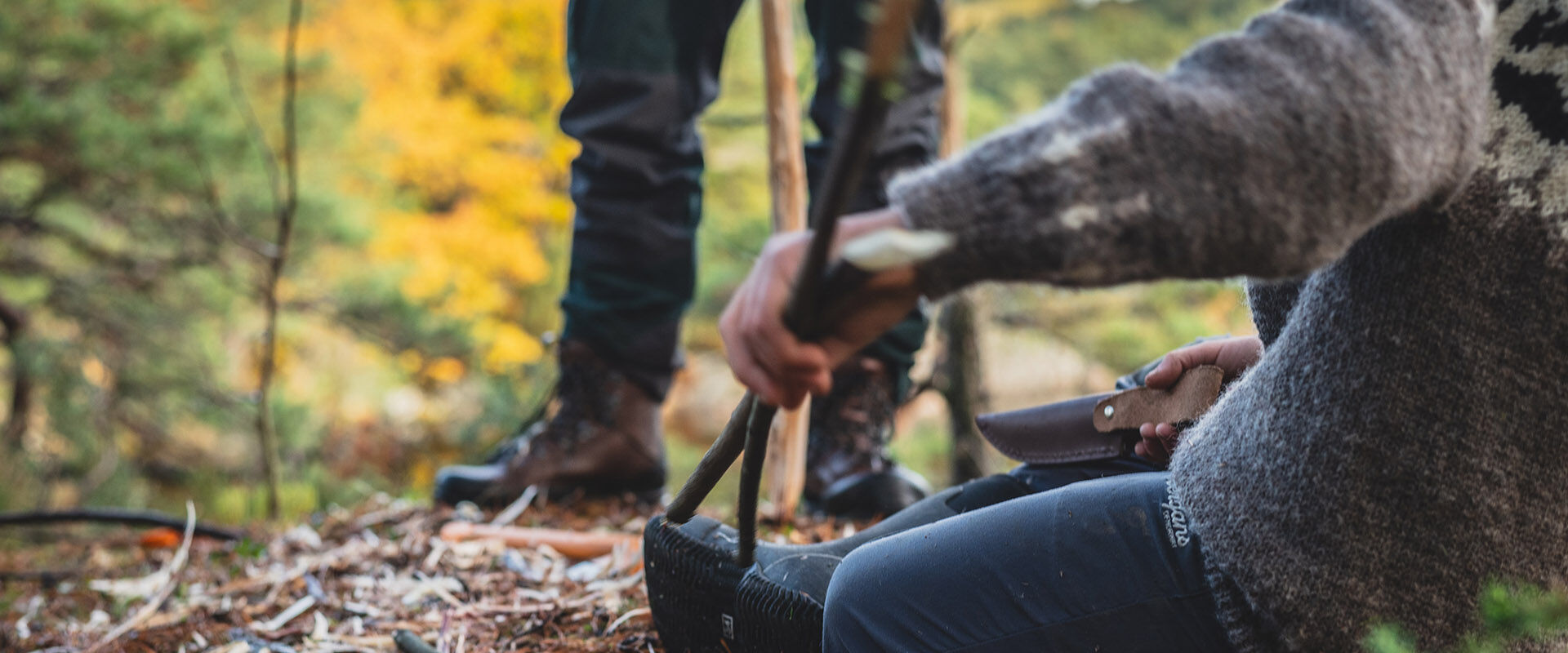 Bildet kan inneholde: bukse, rekreasjon, mennesker i naturen, skog, bag.
