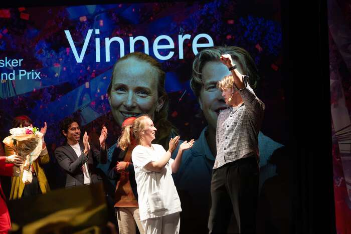 Bilde av vinnerne på scenen
