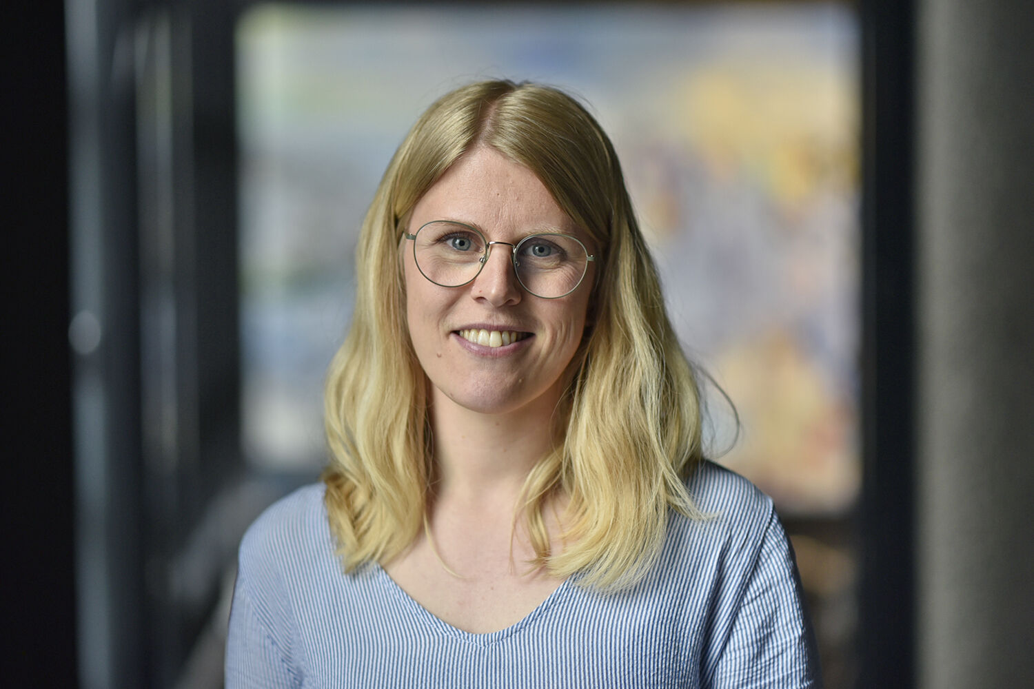 Bildet kan inneholde: person, briller, smil, hår, hake.