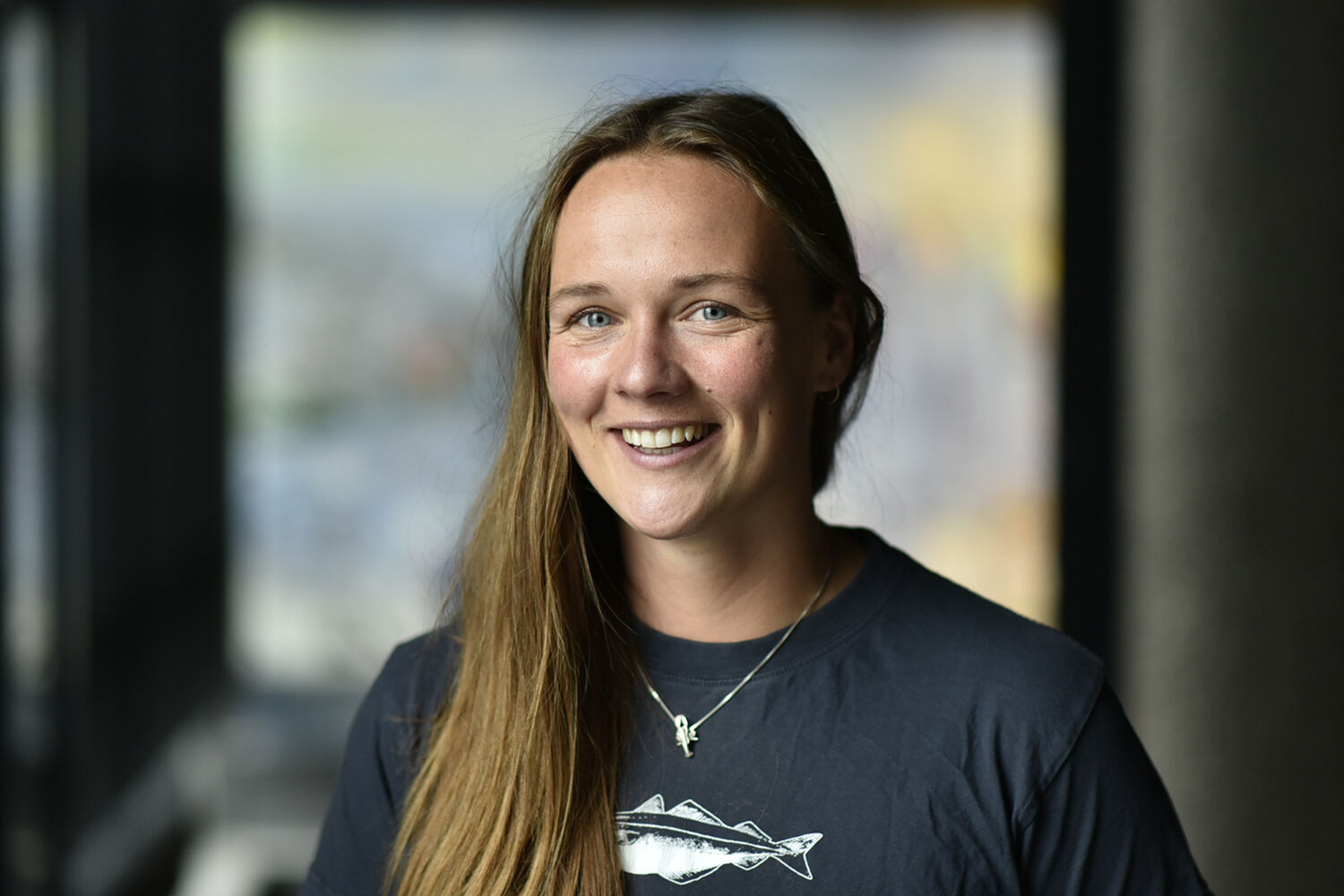 Bildet kan inneholde: person, smil, hake, kinn, øyenbryn.
