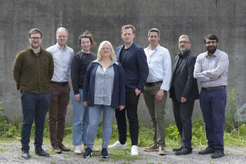 fottøy ,jeans ,smil ,mennesker i naturen ,anlegg.