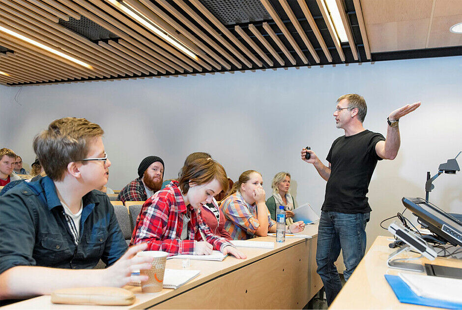 Bildet kan inneholde: skjorte, sosial gruppe, samfunnet, bord, t skjorte.