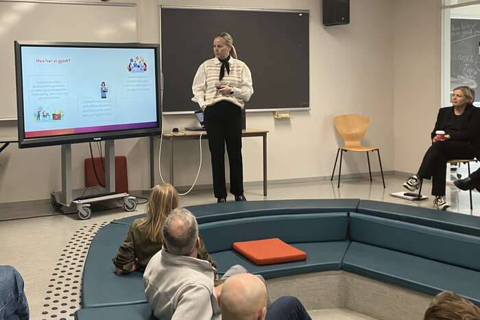 Lene Vaala presenterer PRUK-prosjektet for andre studieprogramledere i et klasserom. 