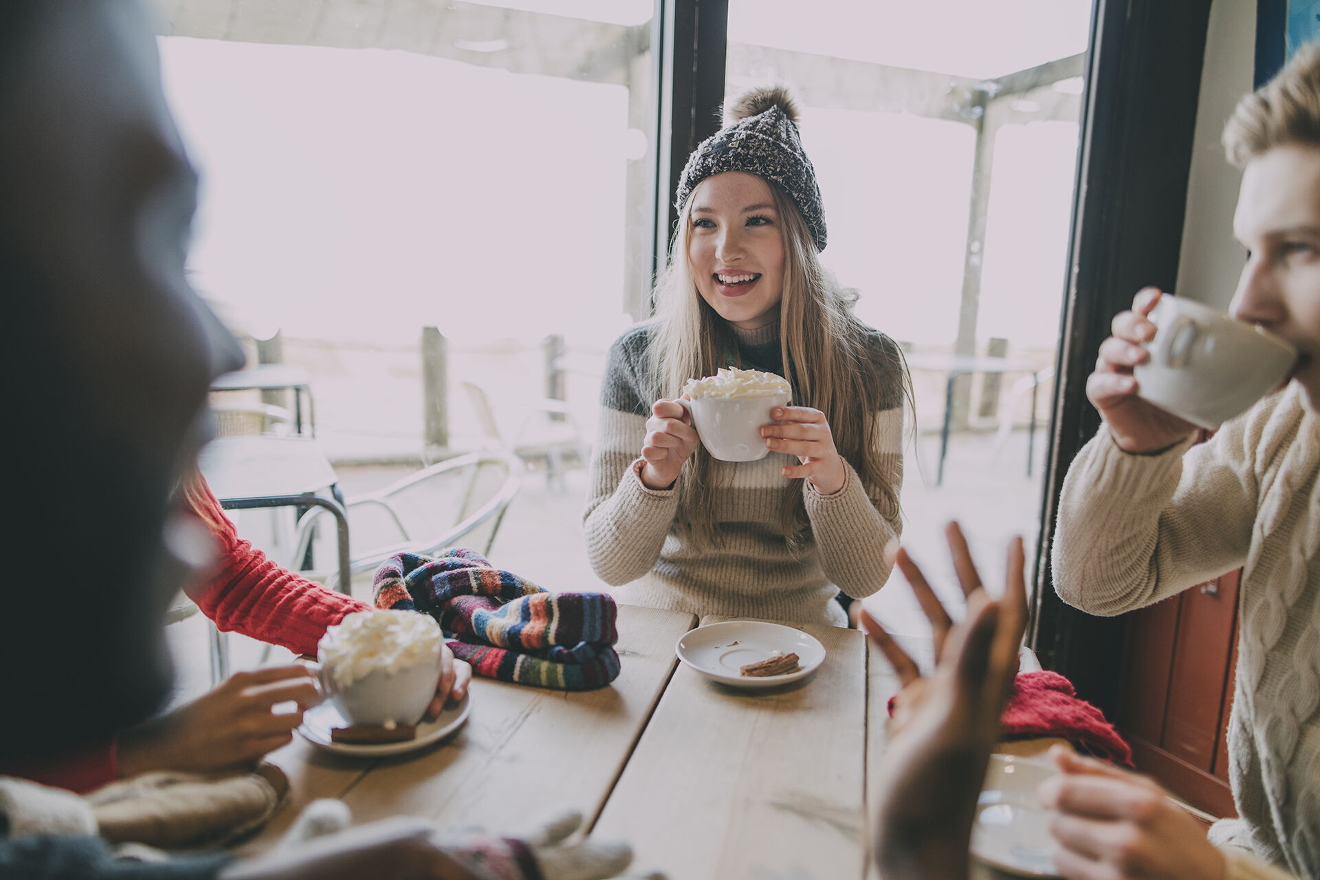 Bildet viser strudenter som drikker kaffe sammen
