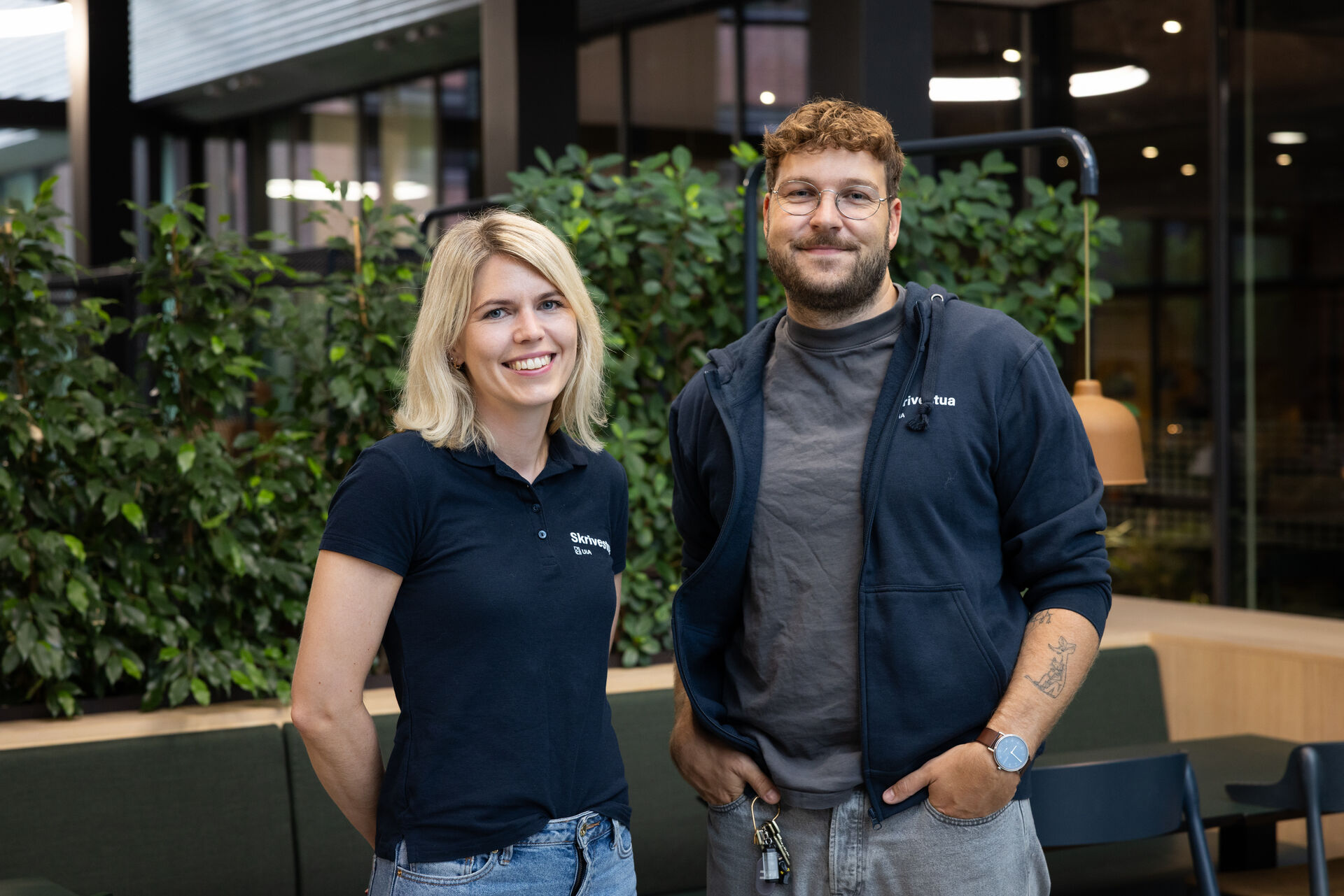 Bildet kan inneholde: smil, ansiktsuttrykk, denim, lykke.
