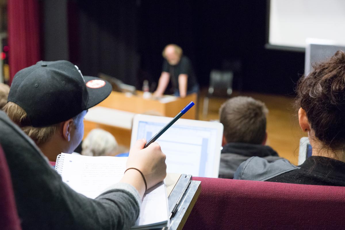 Studenter sitter i forelesning