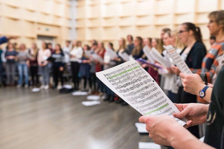 Bildet kan inneholde: musikk, underholdning, mengde, hendelse, font.