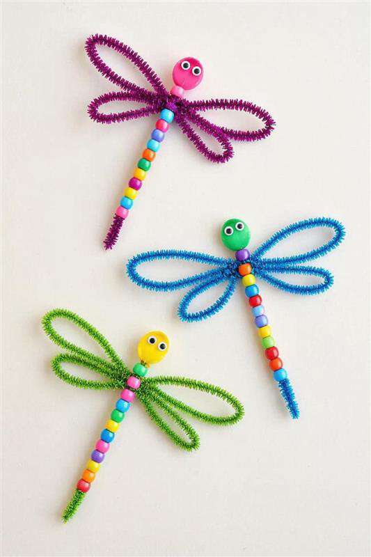 øyenstikkere laget med piperensere og perler. 