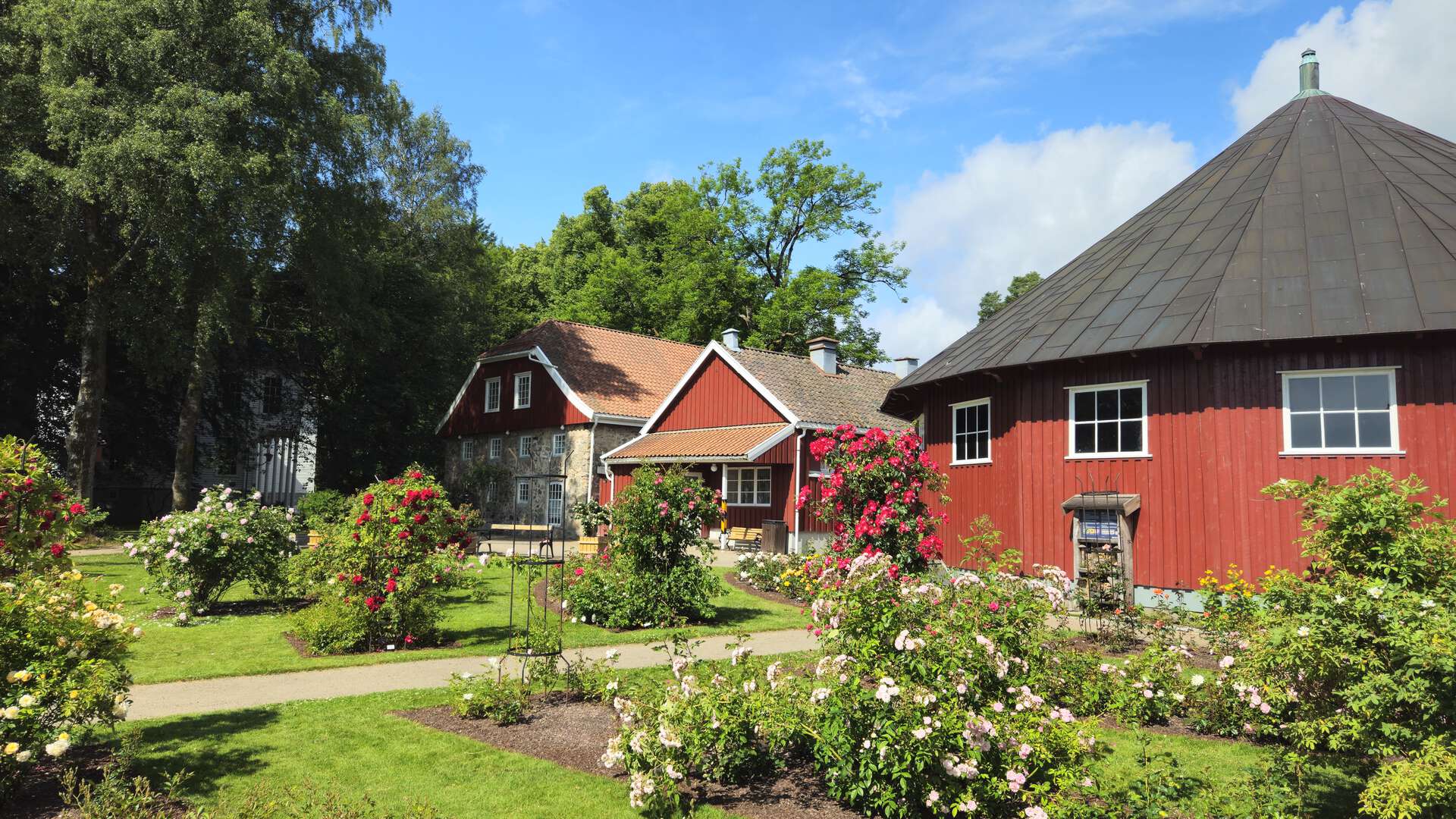 foto av fasaden til museet, foran museet er den moderne rosehagen