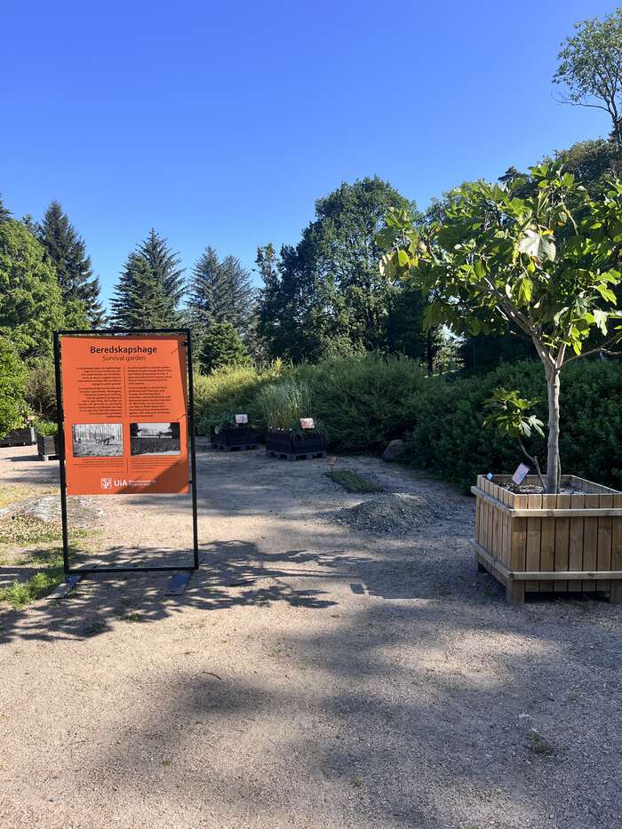 oransje skilt i parkområde