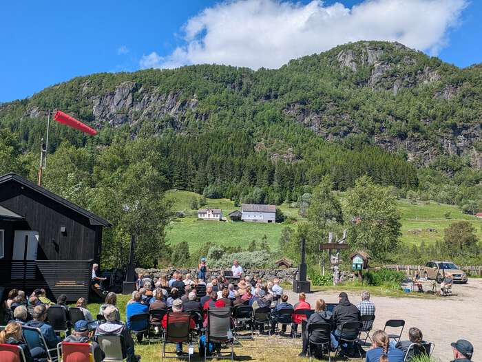 publikum samlet foran sanger i fjellandskap
