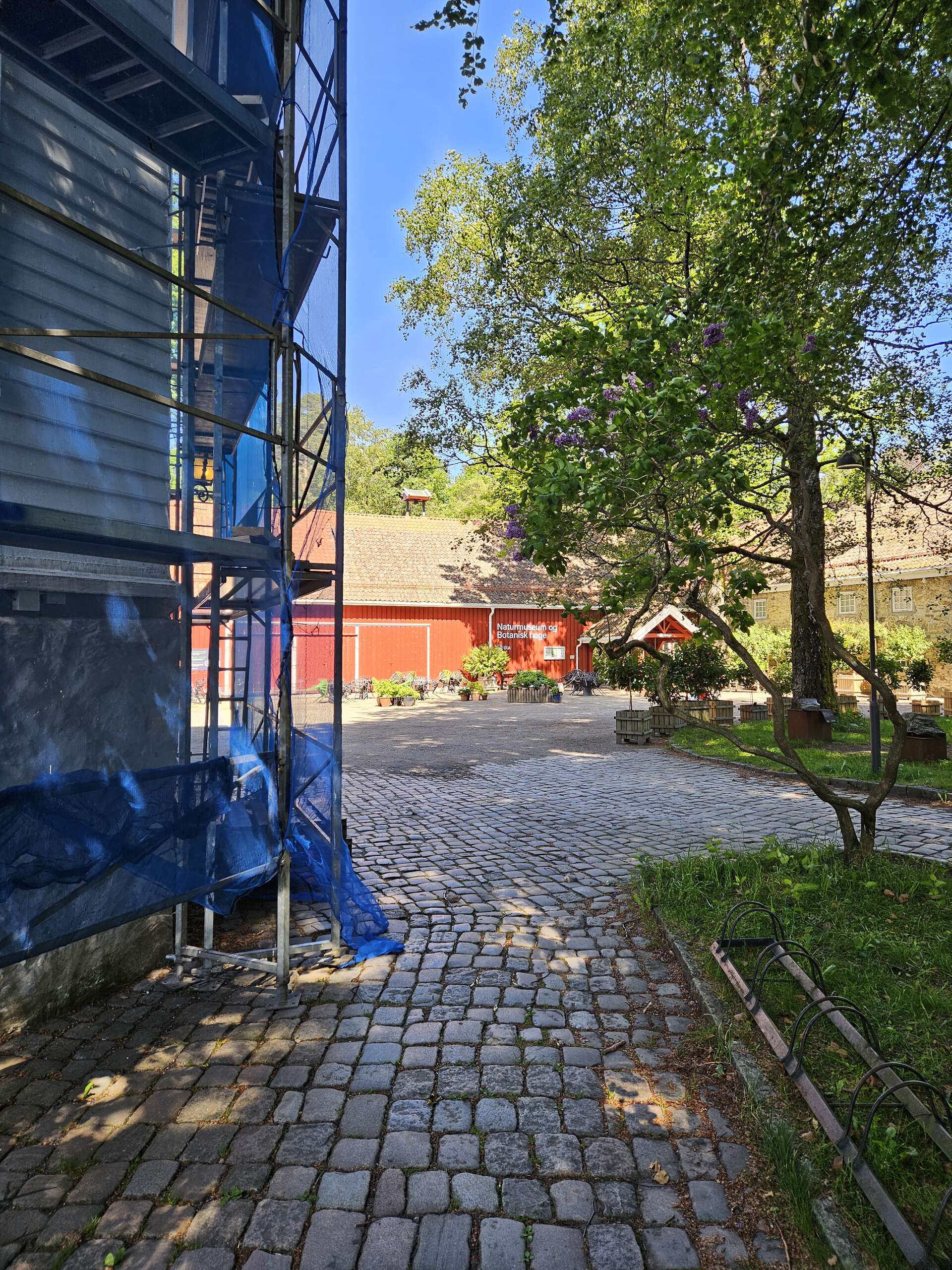 Gimle Gård omgitt av stilas, med NBH i bakgrunnen