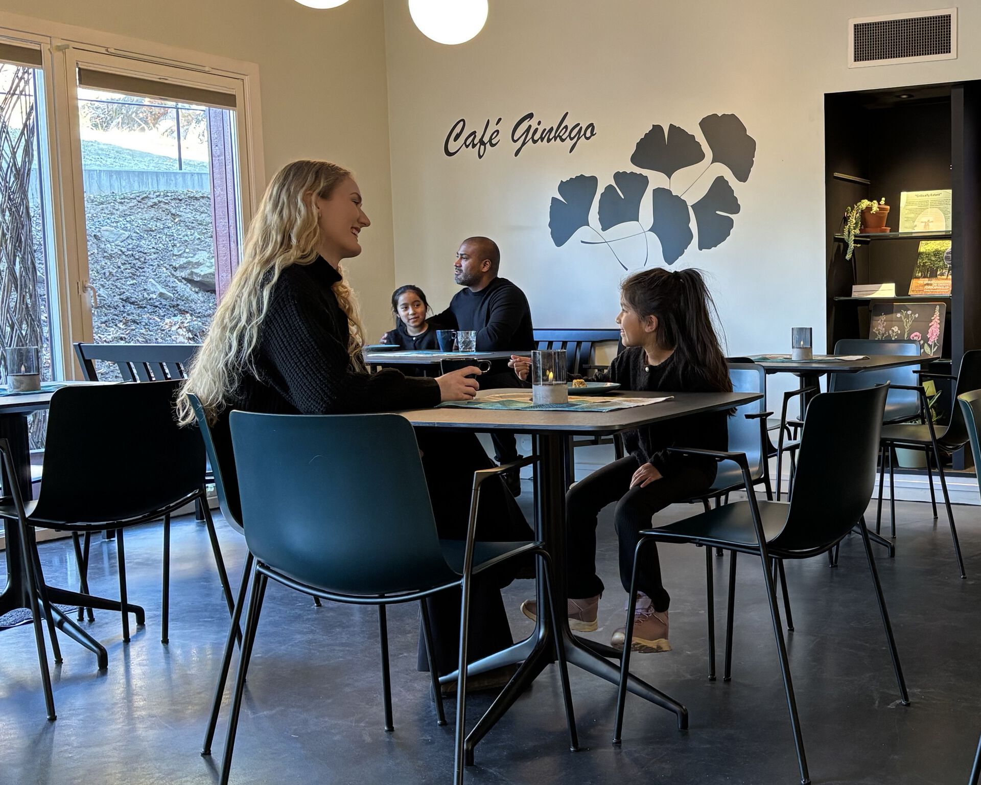 Bildet kan inneholde: møbler, stol, restaurant.